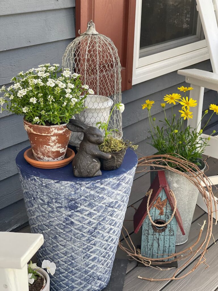 ROUND SIDE TABLE WITH FLOWERS ON TOP