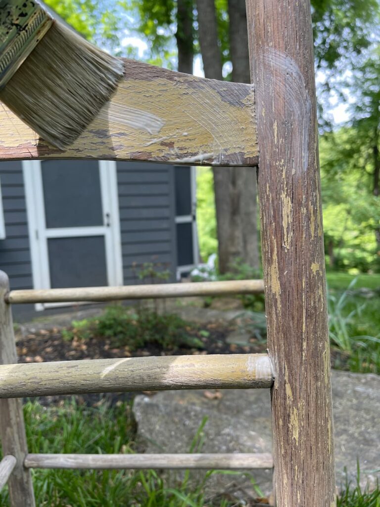 PAINTING THE CHAIR WITH A PRIMER